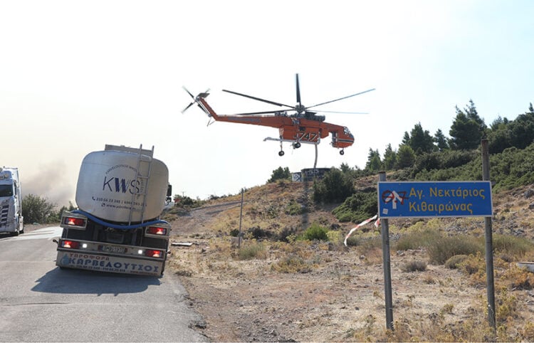 Ελικόπτερο τύπου Bell παίρνει νερό προκειμένου να επιχειρήσει στη μεγάλη πυρκαγιά που ξεκίνησε από την Βοιωτία και επεκτάθηκε στο νομό Αττικής. Κυριακή 2 Αυγούστου 2026 (φωτ.: EUROKINISSI / Δανάη Δαυλοπούλου)