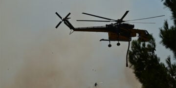 Ελικόπτερο τύπου Bell επιχειρεί στη μεγάλη πυρκαγιά που ξεκίνησε από την Βοιωτία και επεκτάθηκε και στον νομό Αττικής. Κυριακή 2 Αυγούστου 2026 (φωτ.: EUROKINISSI / Τατιάνα Μπόλαρη)