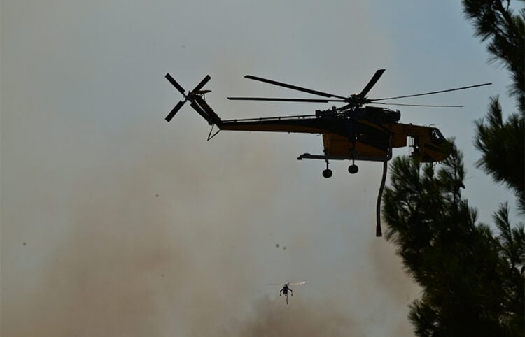 Ελικόπτερο τύπου Bell επιχειρεί στη μεγάλη πυρκαγιά που ξεκίνησε από την Βοιωτία και επεκτάθηκε και στον νομό Αττικής. Κυριακή 2 Αυγούστου 2026 (φωτ.: EUROKINISSI / Τατιάνα Μπόλαρη)