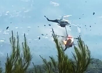 Η στιγμή που τα δύο Bell συγκρούονται ενώ επιχειρούν στην Ψάθα Αττικής. Κυριακή 2 Αυγούστου 2026 (πηγή: Glomex)