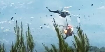 Η στιγμή που τα δύο Bell συγκρούονται ενώ επιχειρούν στην Ψάθα Αττικής. Κυριακή 2 Αυγούστου 2026 (πηγή: Glomex)