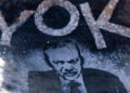 Διαδηλωτής κρατά πλακάτ με τη μορφή του Τούρκου προέδρου Ρετζέπ Ταγίπ Ερντογάν και τη λέξη «Yok» [«Όχι»] (φωτ.: EPA / Christophe Petit Tesson)