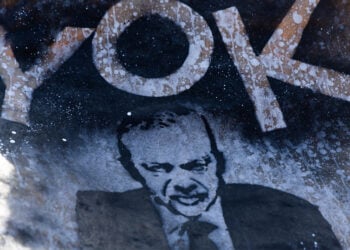 Διαδηλωτής κρατά πλακάτ με τη μορφή του Τούρκου προέδρου Ρετζέπ Ταγίπ Ερντογάν και τη λέξη «Yok» [«Όχι»] (φωτ.: EPA / Christophe Petit Tesson)