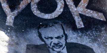 Διαδηλωτής κρατά πλακάτ με τη μορφή του Τούρκου προέδρου Ρετζέπ Ταγίπ Ερντογάν και τη λέξη «Yok» [«Όχι»] (φωτ.: EPA / Christophe Petit Tesson)