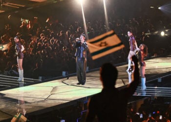 Ο Νόαμ Μπέταν, εκπρόσωπος του Ισραήλ, ερμηνεύει το τραγούδι «Michelle» στον μεγάλο τελικό της 70ής Eurovision, στη Βιέννη, στις 16 Μαΐου 2026 (φωτ.: EPA / Hannibal Hanschke)