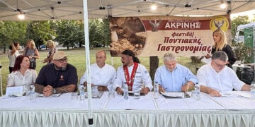 Η Χρύσα Μαυρίδου (πρώτη αριστερά) στην κριτική επιτροπή του 2ου Φεστιβάλ Ποντιακής Γαστρονομίας που πραγματοποιήθηκε στην Ακρινή Κοζάνης. Σάββατο 1 Αυγούστου 2026 (φωτ.: kozan.gr)