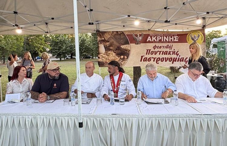 Η Χρύσα Μαυρίδου (πρώτη αριστερά) στην κριτική επιτροπή του 2ου Φεστιβάλ Ποντιακής Γαστρονομίας που πραγματοποιήθηκε στην Ακρινή Κοζάνης. Σάββατο 1 Αυγούστου 2026 (φωτ.: kozan.gr)