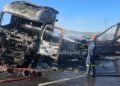 Πυροσβέστης σβήνει τη φωτιά στο ένα από τα δύο φορτηγά που ενεπλάκησαν σε τροχαίο στην Αθηνών-Λαμίας, Σάββατο 1 Αυγούστου 2026 (φωτ.: LamiaReport)