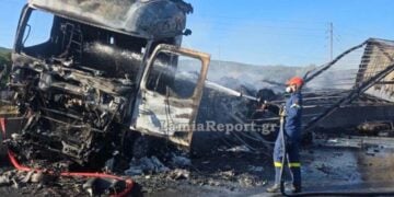 Πυροσβέστης σβήνει τη φωτιά στο ένα από τα δύο φορτηγά που ενεπλάκησαν σε τροχαίο στην Αθηνών-Λαμίας, Σάββατο 1 Αυγούστου 2026 (φωτ.: LamiaReport)