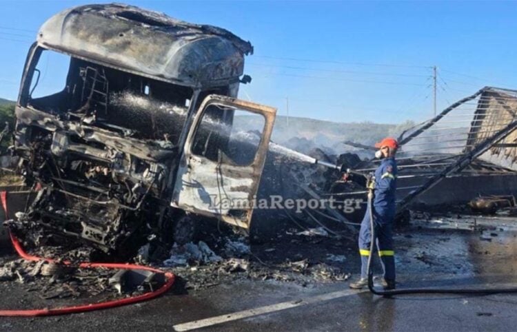 Πυροσβέστης σβήνει τη φωτιά στο ένα από τα δύο φορτηγά που ενεπλάκησαν σε τροχαίο στην Αθηνών-Λαμίας, Σάββατο 1 Αυγούστου 2026 (φωτ.: LamiaReport)