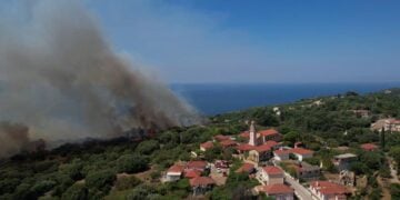 Φωτιά καίει στην ευρύτερη περιοχή του Μαυράτων και Χιονάτων στη νότια Κεφαλονιά. Κυριακή 2 Αυγούστου 2026 (φωτ.: ΑΠΕ-ΜΠΕ /Νικηφόρος Σταμένης)