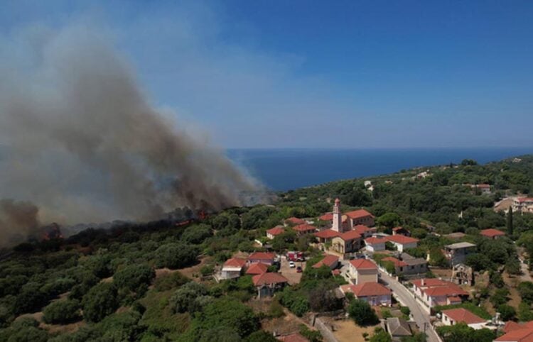 Φωτιά καίει στην ευρύτερη περιοχή του Μαυράτων και Χιονάτων στη νότια Κεφαλονιά. Κυριακή 2 Αυγούστου 2026 (φωτ.: ΑΠΕ-ΜΠΕ /Νικηφόρος Σταμένης)
