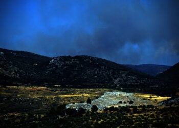 Ο καπνός από την πυρκαγιά στο Στεφάνι Κορινθίας πάνω από τον αρχαιολογικό χώρο των Μυκηνών, Παρασκευή 7 Αυγούστου 2026 (φωτ.: EUROKINISSI / Βασίλης Παπαδόπουλος)