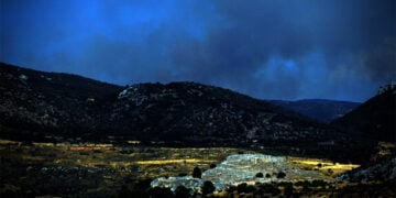 Ο καπνός από την πυρκαγιά στο Στεφάνι Κορινθίας πάνω από τον αρχαιολογικό χώρο των Μυκηνών, Παρασκευή 7 Αυγούστου 2026 (φωτ.: EUROKINISSI / Βασίλης Παπαδόπουλος)