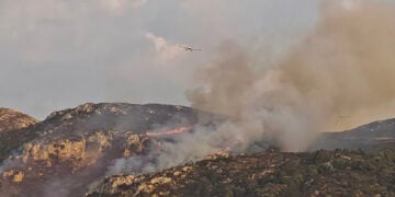 Αεροσκάφος επιχειρεί στη φωτιά στην Κω. Παρασκευή 14 Αυγούστου 2026 (πηγή: Βήμα της Κω)
