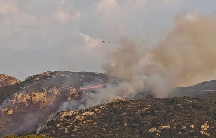 Αεροσκάφος επιχειρεί στη φωτιά στην Κω. Παρασκευή 14 Αυγούστου 2026 (πηγή: Βήμα της Κω)