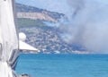Καπνός από τη φωτιά στον Λουτρόπηγο, όπως φαίνεται από την παραλία της Νέας Περάμου. Τετάρτη 12 Αυγούστου 2026 (φωτ.: Facebook / Πυρκαγιά Ενημέρωση / Kaps Dion)