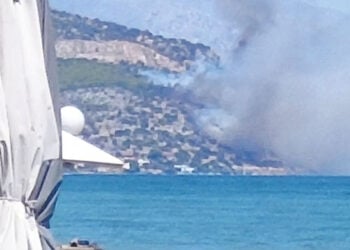 Καπνός από τη φωτιά στον Λουτρόπηγο, όπως φαίνεται από την παραλία της Νέας Περάμου. Τετάρτη 12 Αυγούστου 2026 (φωτ.: Facebook / Πυρκαγιά Ενημέρωση / Kaps Dion)