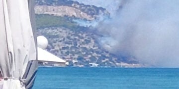 Καπνός από τη φωτιά στον Λουτρόπηγο, όπως φαίνεται από την παραλία της Νέας Περάμου. Τετάρτη 12 Αυγούστου 2026 (φωτ.: Facebook / Πυρκαγιά Ενημέρωση / Kaps Dion)