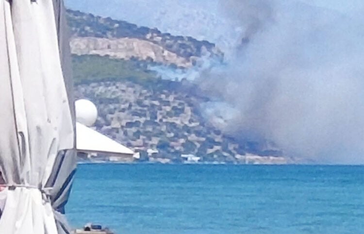 Καπνός από τη φωτιά στον Λουτρόπηγο, όπως φαίνεται από την παραλία της Νέας Περάμου. Τετάρτη 12 Αυγούστου 2026 (φωτ.: Facebook / Πυρκαγιά Ενημέρωση / Kaps Dion)
