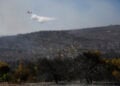 Πυροσβεστικό αεροσκάφος επιχειρεί σε φωτιά που καίει δασική έκταση στην Αγία Σκέπη, στην ευρύτερη περιοχή των Μεγάρων Δυτικής Αττικής. Δευτέρα 3 Αυγούστου 2026 (φωτ.: ΑΠΕ-ΜΠΕ / Γιάννης Κολεσίδης)