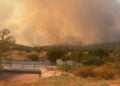 Πυκνός καπνός από τη φωτιά πάνω από τη Νέα Πέραμο, Δευτέρα 3 Αυγούστου 2026 (φωτ.: Facebook / Forecast Weather Greece)