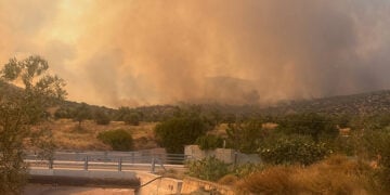 Πυκνός καπνός από τη φωτιά πάνω από τη Νέα Πέραμο, Δευτέρα 3 Αυγούστου 2026 (φωτ.: Facebook / Forecast Weather Greece)