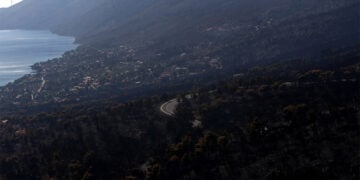 Καμένη δασική έκταση την επόμενη μέρα της πυρκαγιάς που έκαψε την παραθαλάσσια περιοχή του Πόρτο Γερμενό, περίπου 63 χιλιόμετρα δυτικά της Αθήνας. Δευτέρα 3 Αυγούστου 2026 (φωτ.: ΑΠΕ-ΜΠΕ / Γιάννης Κολεσίδης)