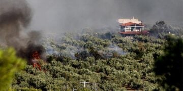 Συνεχίζεται για 2η ημέρα η μεγάλη πυρκαγιά στη Βοιωτία, στην ευρύτερη περιοχή του Κορινθιακού, από τη Δομβραίνα εως το Πόρτο Γερμενό, Σάββατο 1 Αυγούστου 2026 (φωτ.: EUROKINSSI / Δανάη Δαυλοπούλου)