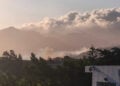 Καπνός από τη φωτιά στο νότιο Ρέθυμνο, δυτικά του Πλακιά προς Σούδα. Παρασκευή 14 Αυγούστου 2026 (πηγή: Facebook / Πυρκαγιά Ενημέρωση)
