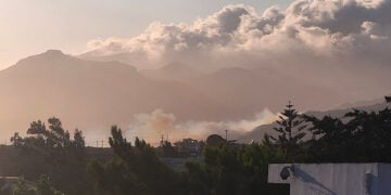 Καπνός από τη φωτιά στο νότιο Ρέθυμνο, δυτικά του Πλακιά προς Σούδα. Παρασκευή 14 Αυγούστου 2026 (πηγή: Facebook / Πυρκαγιά Ενημέρωση)