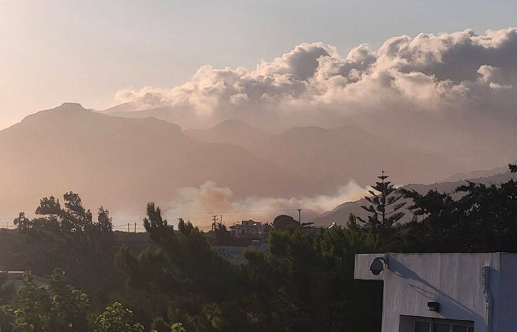 Καπνός από τη φωτιά στο νότιο Ρέθυμνο, δυτικά του Πλακιά προς Σούδα. Παρασκευή 14 Αυγούστου 2026 (πηγή: Facebook / Πυρκαγιά Ενημέρωση)