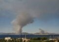 Τα μέτωπα της φωτιάς σε Περιστέρια και Κακή Βίγλα όπως φαίνονται από την Αίγινα (φωτ.: facebook/Πυροπροστασια Δασων Λαυρεωτικης/Athina Makraki)