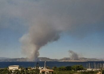 Τα μέτωπα της φωτιάς σε Περιστέρια και Κακή Βίγλα όπως φαίνονται από την Αίγινα (φωτ.: facebook/Πυροπροστασια Δασων Λαυρεωτικης/Athina Makraki)
