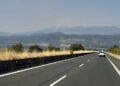 Στο βάθος καπνός από τη φωτιά στο Βέρμιο. Δευτέρα 24 Αυγούστου 2026 (φωτ.: Facebook / Πυρκαγιά Ενημέρωση / Stela Beliou)