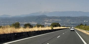 Στο βάθος καπνός από τη φωτιά στο Βέρμιο. Δευτέρα 24 Αυγούστου 2026 (φωτ.: Facebook / Πυρκαγιά Ενημέρωση / Stela Beliou)