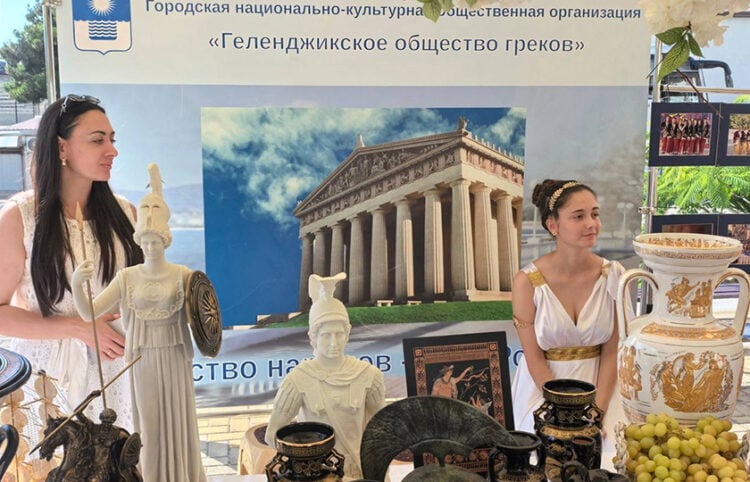 Το περίπτερο της ελληνικής κοινότητας του Γκελεντζίκ (φωτ.: rusgreek.ru)