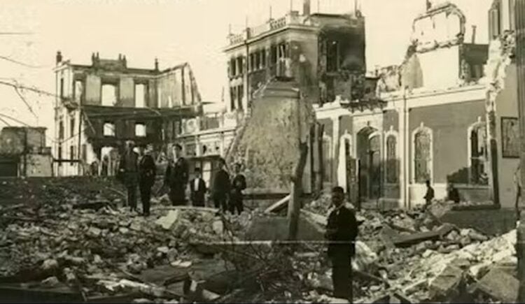 Από το εξώφυλλο του νέου βιβλίου του Τούρκου ακαδημαϊκού Τανέρ Ακτσάμ με τίτλο «Empire of Violence: A New History of the Armenian Genocide»