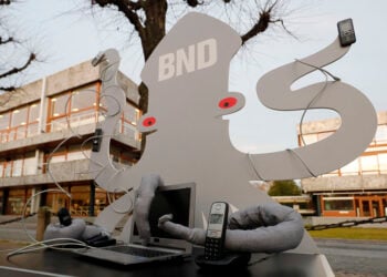 Συμβολικό χταπόδι με τα αρχικά της γερμανικής Ομοσπονδιακής Υπηρεσίας Πληροφοριών (BND), έξω από το Ομοσπονδιακό Συνταγματικό Δικαστήριο στην Καρλσρούη, πριν από την εξέταση προσφυγής κατά των εξουσιών παρακολούθησης τηλεπικοινωνιών στο εξωτερικό, στις 14 Ιανουαρίου 2020 (φωτ.: EPA / Ronald Wittek)