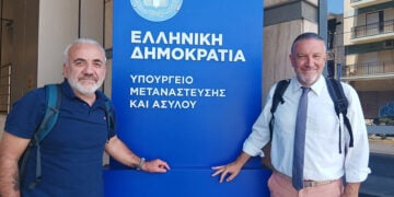 Ο Γιάννης-Βασίλης Γιαϊλαλί με τον δικηγόρο του Γιώργο Τσαούση. Δευτέρα 3 Αυγούστου 2026 (φωτ.: Facebook / George Tsaousis)