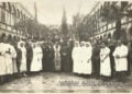 Ο μητροπολίτης Σμύρνης Χρυσόστομος κατά την τελετή των εγκαινίων των ιατρείων του Ερυθρού Σταυρού στο Γραικικό Νοσοκομείο Σμύρνης «Άγιος Χαράλαμπος». Δίπλα του ο πλοίαρχος Η. Μαυρούδης και ο αρχίατρος Β. Τσουνούκας (πηγή: Φωτογραφικό Αρχείο ΕΛΙΑ)