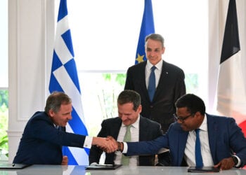 Η υπογραφή της συμφωνίας για την είσοδο της Meridiam ως πλειοψηφικού μετόχου στον Great Sea Interconnector, παρουσία του Κυριάκου Μητσοτάκη (φωτ.: EUROKINISSI / Τατιάνα Μπόλαρη)