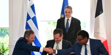 Η υπογραφή της συμφωνίας για την είσοδο της Meridiam ως πλειοψηφικού μετόχου στον Great Sea Interconnector, παρουσία του Κυριάκου Μητσοτάκη (φωτ.: EUROKINISSI / Τατιάνα Μπόλαρη)