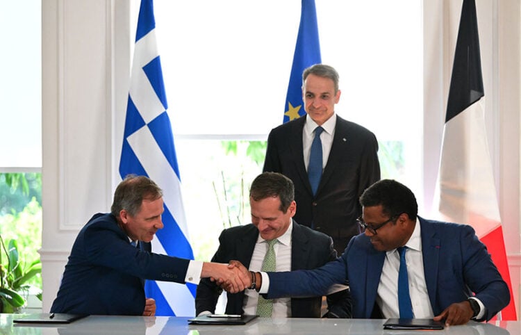 Η υπογραφή της συμφωνίας για την είσοδο της Meridiam ως πλειοψηφικού μετόχου στον Great Sea Interconnector, παρουσία του Κυριάκου Μητσοτάκη (φωτ.: EUROKINISSI / Τατιάνα Μπόλαρη)