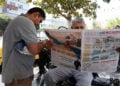 Η ιρανική εφημερίδα Hamshahri, με φωτογραφία των Στενών του Ορμούζ και κεντρικό τίτλο τη δήλωση του υπουργού Εξωτερικών Αμπάς Αραγτσί: «Η συμφωνία με το Ομάν δεν σημαίνει ότι ανοίγουν ξανά τα Στενά του Ορμούζ». 9 Αυγούστου 2026 (φωτ.: EPA / Abedin Taherkenareh)