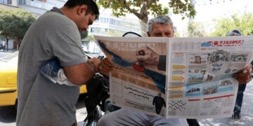 Η ιρανική εφημερίδα Hamshahri, με φωτογραφία των Στενών του Ορμούζ και κεντρικό τίτλο τη δήλωση του υπουργού Εξωτερικών Αμπάς Αραγτσί: «Η συμφωνία με το Ομάν δεν σημαίνει ότι ανοίγουν ξανά τα Στενά του Ορμούζ». 9 Αυγούστου 2026 (φωτ.: EPA / Abedin Taherkenareh)