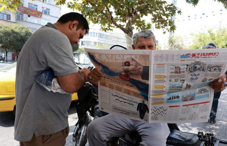 Η ιρανική εφημερίδα Hamshahri, με φωτογραφία των Στενών του Ορμούζ και κεντρικό τίτλο τη δήλωση του υπουργού Εξωτερικών Αμπάς Αραγτσί: «Η συμφωνία με το Ομάν δεν σημαίνει ότι ανοίγουν ξανά τα Στενά του Ορμούζ». 9 Αυγούστου 2026 (φωτ.: EPA / Abedin Taherkenareh)
