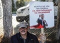 Υποστηρικτής του φυλακισμένου δημάρχου Κωνσταντινούπολης Εκρέμ Ιμάμογλου κρατά πλακάτ με το σύνθημα «Δεν υπάρχει σωτηρία για κανέναν μόνο του – ή όλοι μαζί ή κανείς», έξω από τις φυλακές Μαρμαρά στην Κωνσταντινούπολη. 15 Ιανουαρίου 2026 (φωτ.: EPA / Erdem Sahin)