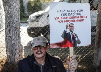 Υποστηρικτής του φυλακισμένου δημάρχου Κωνσταντινούπολης Εκρέμ Ιμάμογλου κρατά πλακάτ με το σύνθημα «Δεν υπάρχει σωτηρία για κανέναν μόνο του – ή όλοι μαζί ή κανείς», έξω από τις φυλακές Μαρμαρά στην Κωνσταντινούπολη. 15 Ιανουαρίου 2026 (φωτ.: EPA / Erdem Sahin)