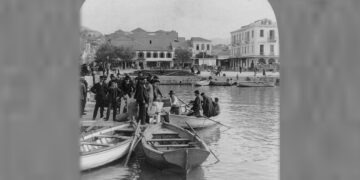 Έλληνες επιβιβάζονται σε βάρκες για να μεταβούν σε υπερωκεάνειο που θα τους μεταφέρει στις ΗΠΑ (Πάτρα, 1910) (φωτ.: http://commons.wikimedia.org)